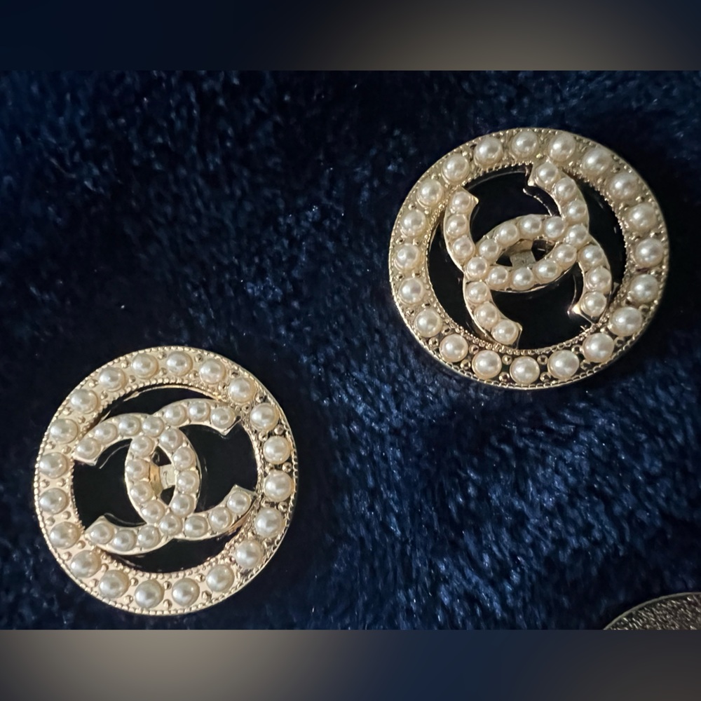 CC-(set of 6) 23mm=0.91”Pearl embellished golden alloy shanked buttons/stamped🤩 - Picture 15 of 15